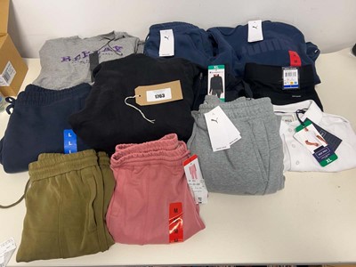 Lot 1763 - Approx. 15 items of branded clothing to...