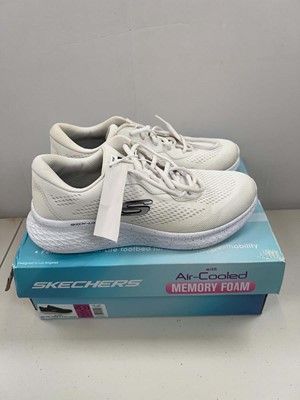 Lot 1843 - Boxed pair of Skechers sketch lite air cooled...