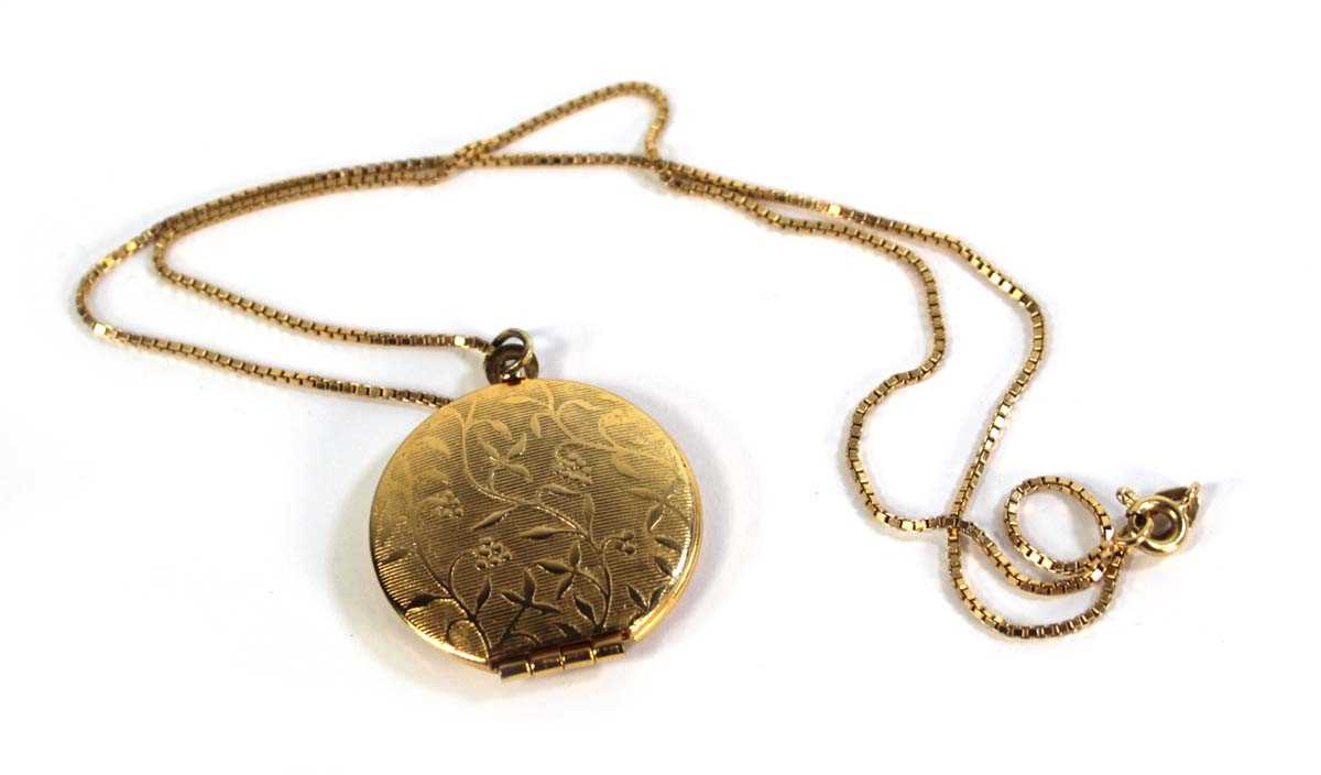 Lot 785 - An 18ct yellow gold boxlink necklace...