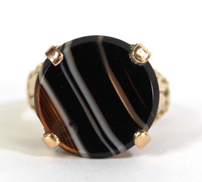 Lot 789 - A 9ct yellow gold ring set banded agate in a...