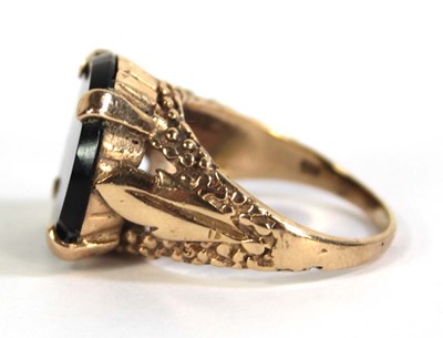 Lot 789 - A 9ct yellow gold ring set banded agate in a...