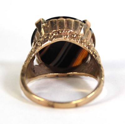 Lot 789 - A 9ct yellow gold ring set banded agate in a...