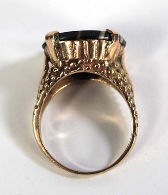 Lot 789 - A 9ct yellow gold ring set banded agate in a...