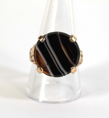 Lot 789 - A 9ct yellow gold ring set banded agate in a...