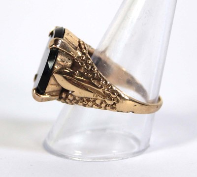 Lot 789 - A 9ct yellow gold ring set banded agate in a...