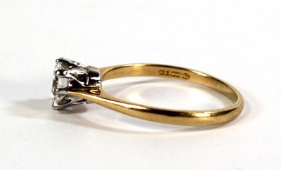 Lot 791 - An 18ct yellow gold ring set brilliant cut...