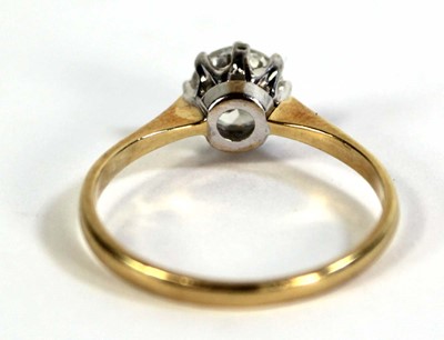 Lot 791 - An 18ct yellow gold ring set brilliant cut...