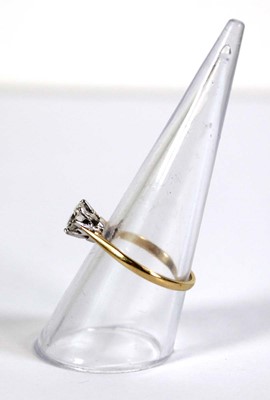 Lot 791 - An 18ct yellow gold ring set brilliant cut...