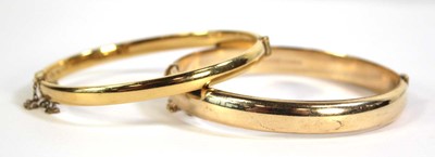Lot 793 - A 9ct yellow gold hinged bracelet with scroll...