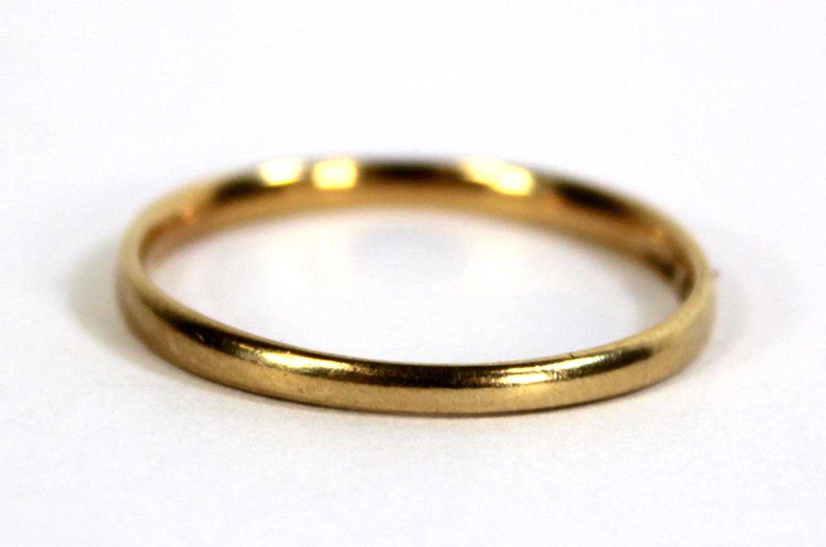Lot 801 - An 18ct yellow gold wedding band, band w. 1.5...