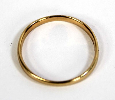 Lot 801 - An 18ct yellow gold wedding band, band w. 1.5...