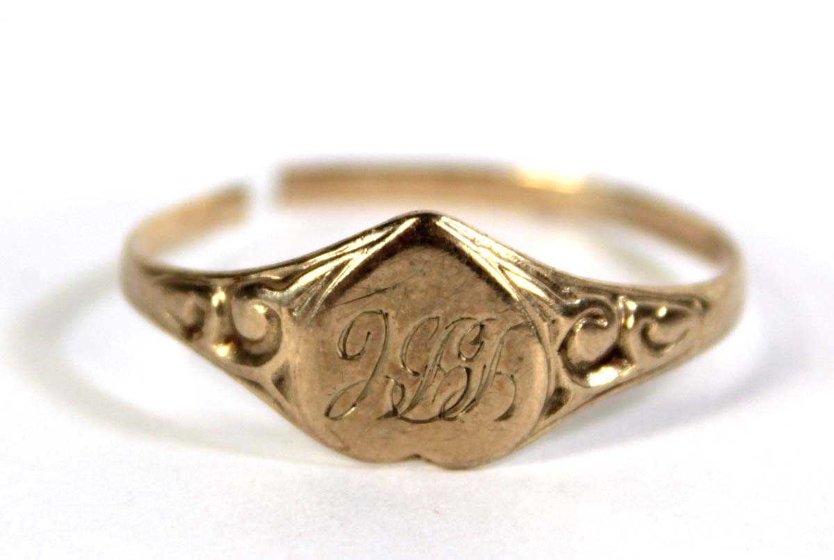 Lot 802 - A yellow metal heart shaped signet ring, 1.1 gms