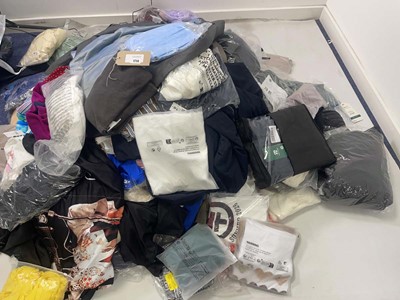 Lot 1714 - Pallet box (not included) containing mixed...