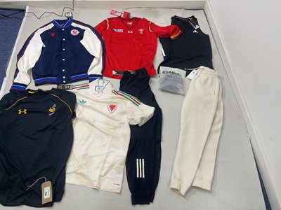 Lot 1734 - Sportswear to include Adidas, Under Armour,...