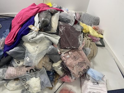 Lot 1738 - Pallet box (not included) containing mixed...