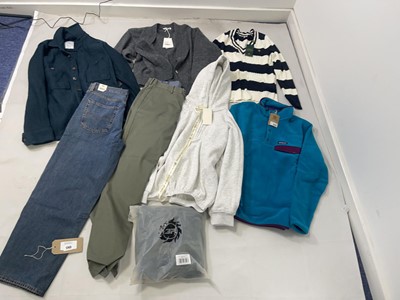 Lot 1743 - Clothing to include Patagonia, Levi's, Holland...