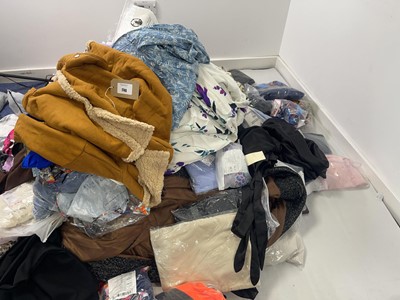 Lot 1746 - Pallet box (not included) containing mixed...
