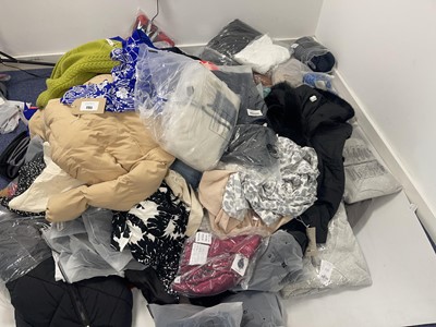 Lot 1765 - Pallet box (not included) containing mixed...