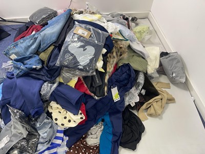 Lot 1774 - Pallet box (not included) containing mixed...