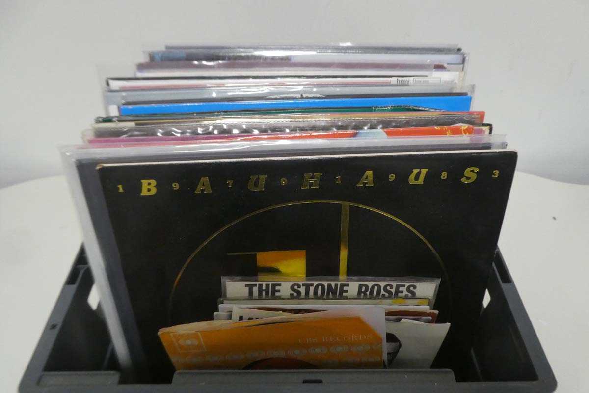 Lot 1098 - Box containing 7" singles and vinyl albums...