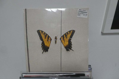 Lot 1098 - Box containing 7" singles and vinyl albums...