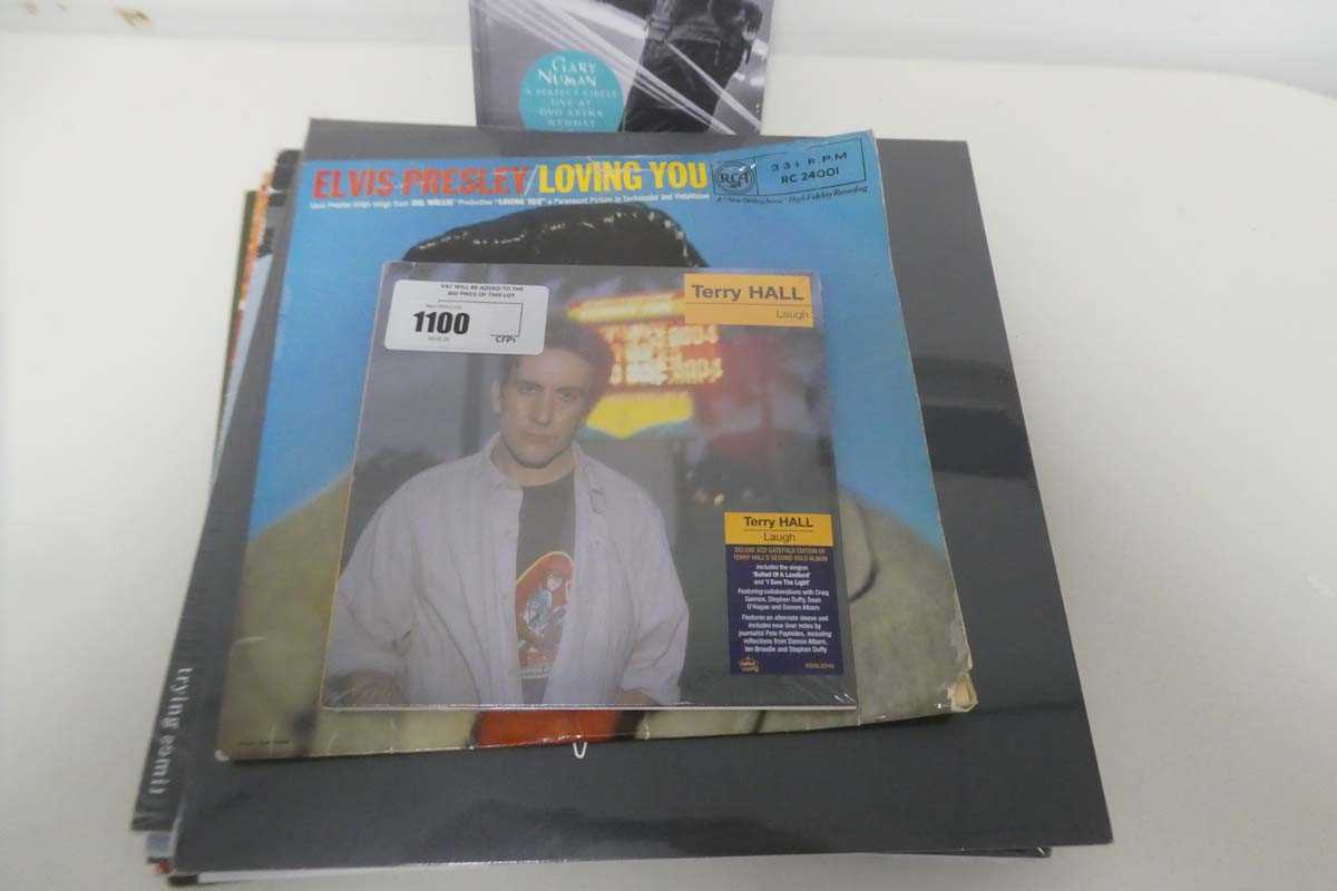 Lot 1100 - Small collection of vinyl albums, 7" singles...