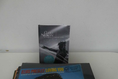 Lot 1100 - Small collection of vinyl albums, 7" singles...