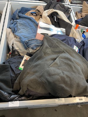 Lot 1990 - Pallet box (not included) containing mixed...