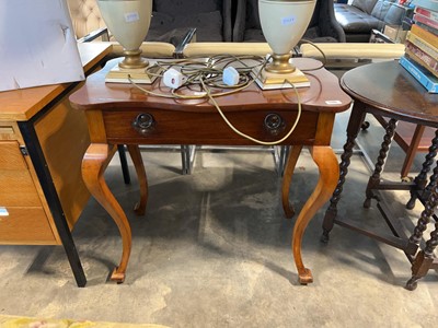 Lot 1146 - Cabriole legged side table