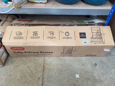 Lot 2051 - Boxed Keter tulip privacy screen planter with...