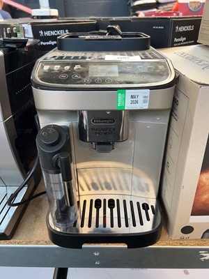 Lot 1407 - Delonghi Magnifica coffee machine