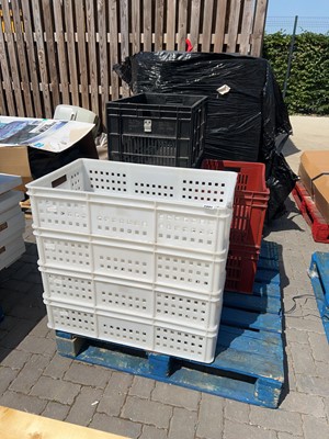 Lot 2331 - Pallet containing various style crates