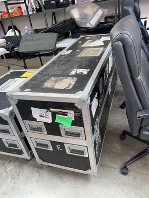 Lot 2475 - Large heavy duty 4 wheel flight case