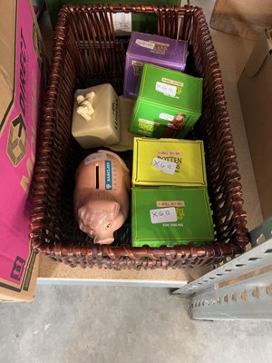 Lot 1315 - Basket containing Horrible History ceramic...