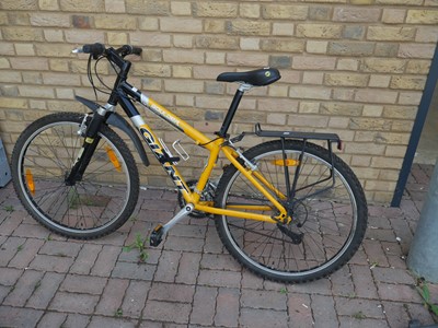 Lot 2583 - Mens Giant Boulder mountain bike in black and...