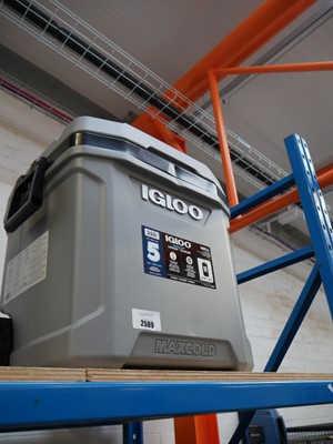 Lot 2589 - Igloo Maxcold 58L 2 wheel pull along cool box