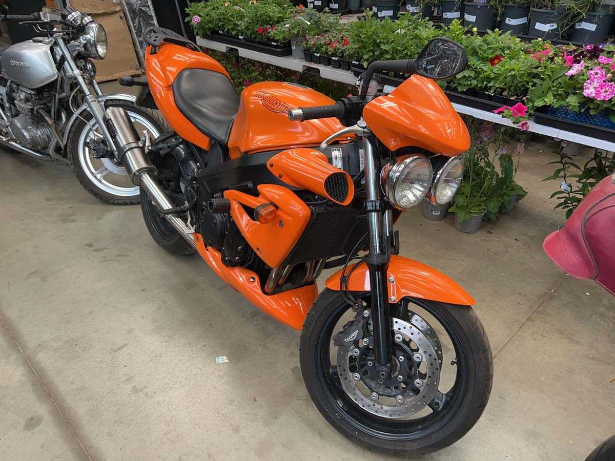 Lot (VX04 BJJ) 2004 Triumph Speed Four motorbike...