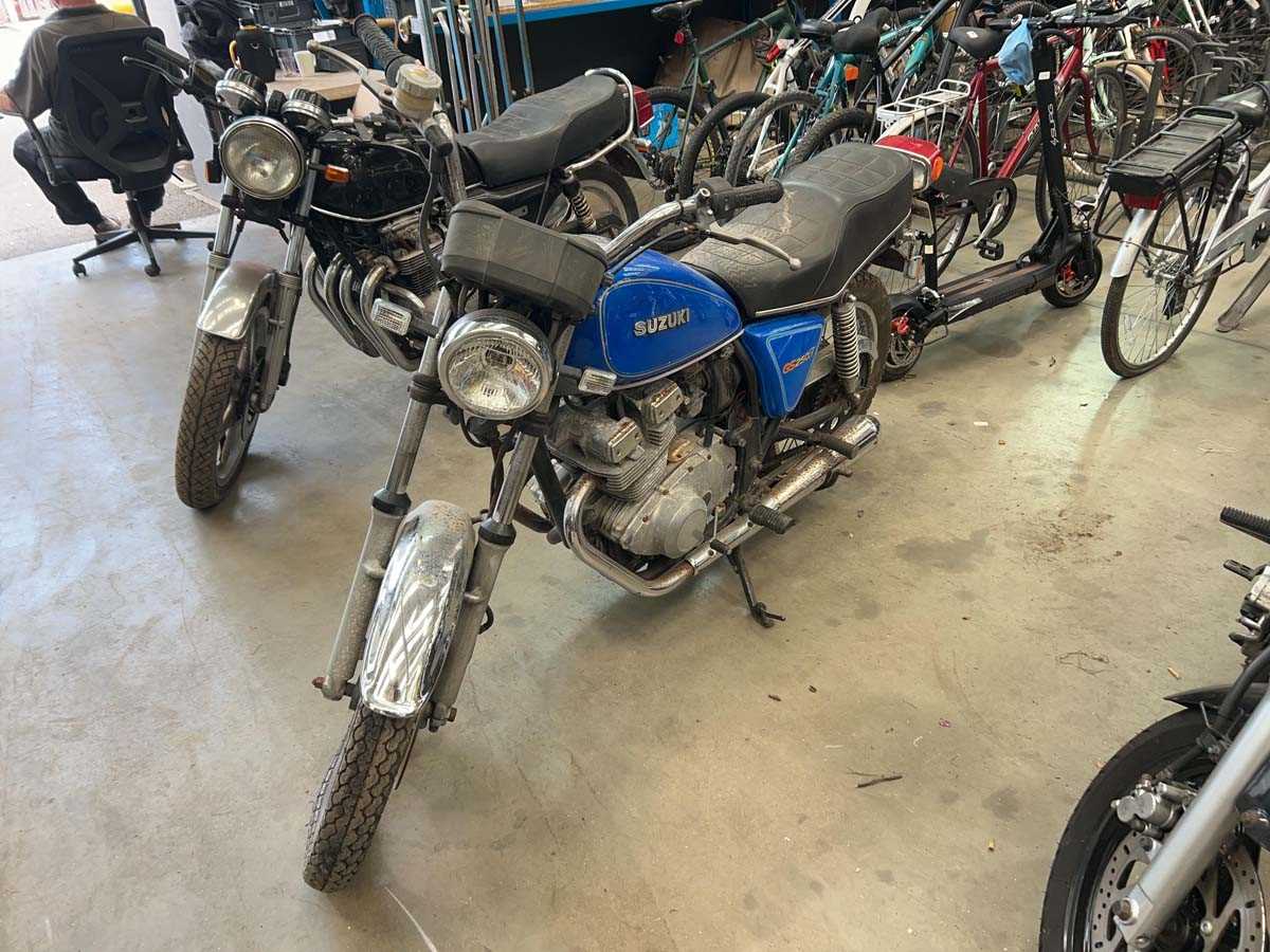 Lot (OJO 436W) 1981 Suzuki GS250T motorbike in...