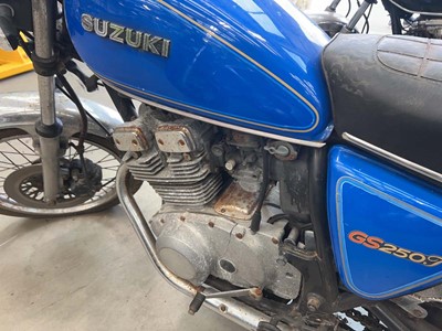 Lot (OJO 436W) 1981 Suzuki GS250T motorbike in...