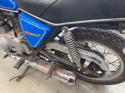 Lot (OJO 436W) 1981 Suzuki GS250T motorbike in...