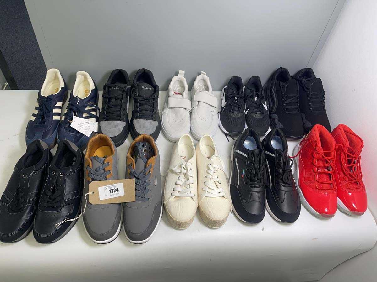 Lot 10x Pairs of trainers in various styles to...