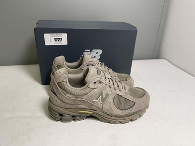 Lot New Balance UK4 2002R trainers in taupe - boxed