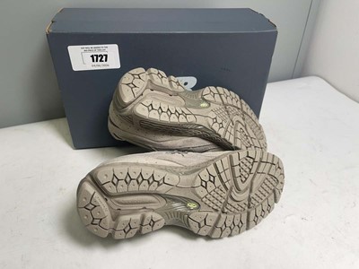 Lot New Balance UK4 2002R trainers in taupe - boxed