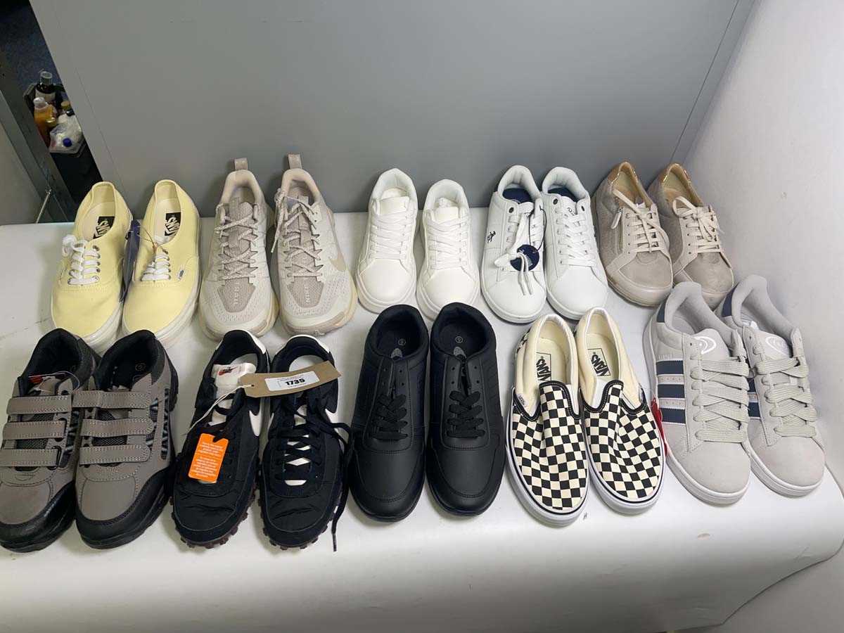 Lot 10x Pairs of trainers in various styles to...