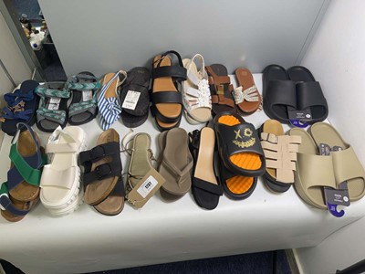 Lot 18x Pairs of sandals in various styles to...