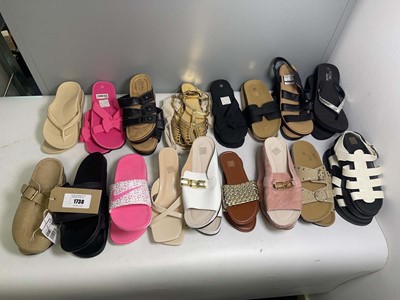 Lot 17x Pairs of sandals in various styles to...