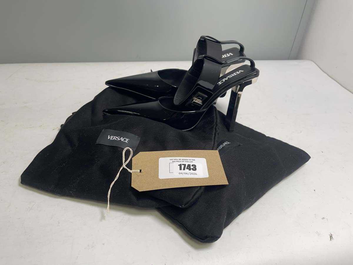 Lot Versace EU40 patent high heels in black with...