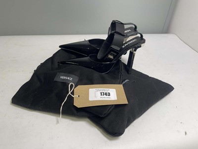Lot Versace EU40 patent high heels in black with...