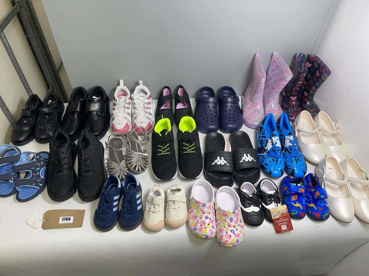Lot 20x Pairs of children's shoes to include Nike,...