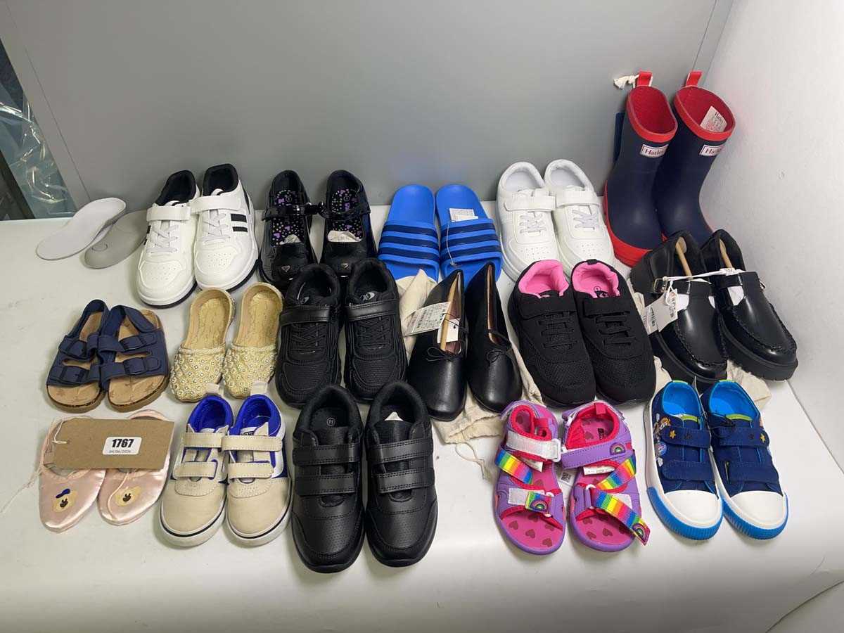 Lot 16x Pairs of children's shoes in various...